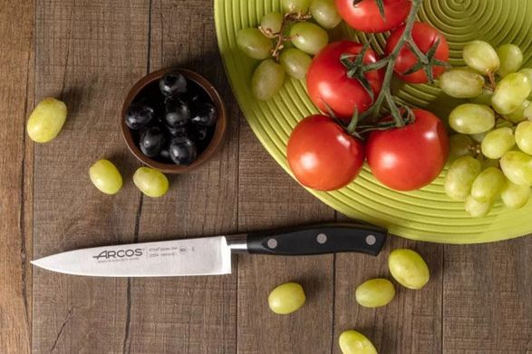 Ніж шеф-кухаря Arcos Riviera, оливки, томати, виноград