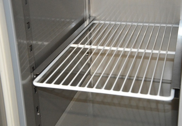 Внутреннее пространство холодильного стола