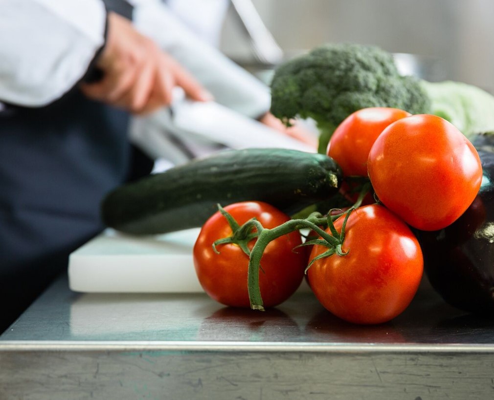 Холодильний стіл 368 л, 3 двері з бортом GGM Gastro SAG147EAND